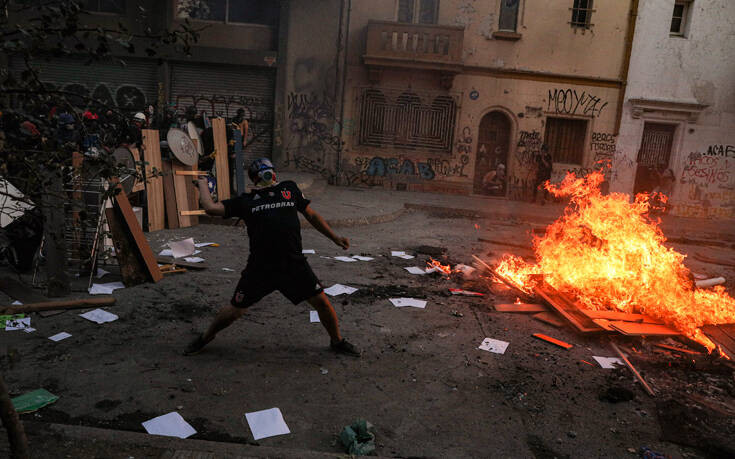 Σφοδρές συγκρούσεις αστυνομίας με φτωχούς διαδηλωτές στη Χιλή