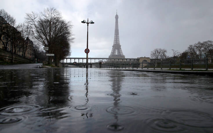 Σε συναγερμό το Παρίσι με τον πλημμυρισμένο Σηκουάνα: Παρασύρθηκαν δέντρα και παγκάκια