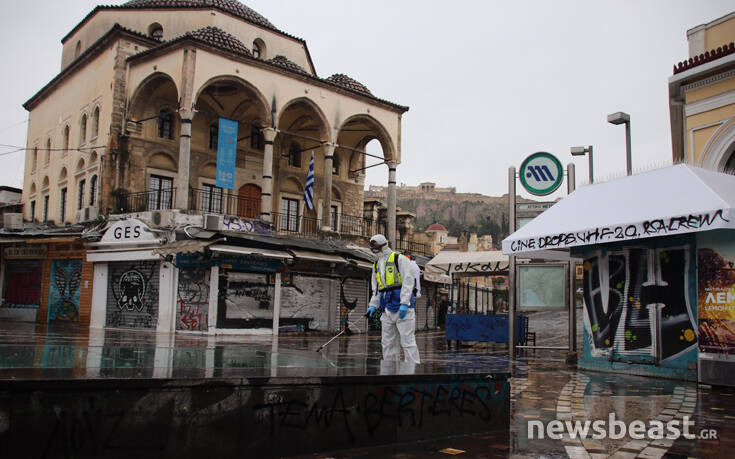 Κορονοϊός: Το άδειο Μοναστηράκι απολυμαίνεται από συνεργείο του Δήμου Αθηναίων
