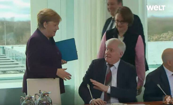 Ο υπουργός Εσωτερικών της Γερμανίας αρνήθηκε να κάνει χειραψία με την καγκελάριο Μέρκελ