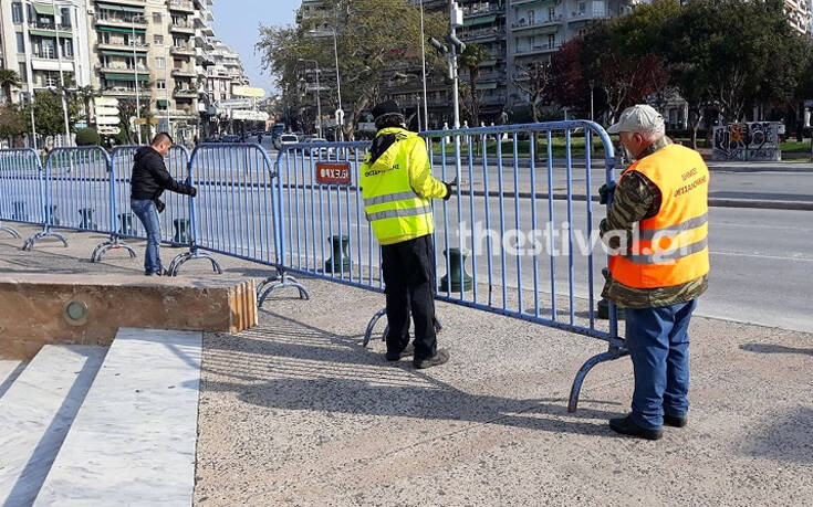Με 400 σιδερένια κιγκλιδώματα και σχοινί κλείνει η Νέα Παραλία Θεσσαλονίκης