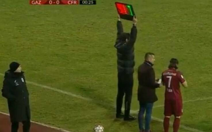Ρουμανία: Ποδοσφαιριστής αντικαταστάθηκε 23 δευτερόλεπτα μετά την έναρξη του ματς