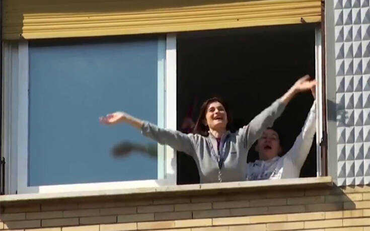 Κορονοϊός: Οι Ιταλοί βγήκαν στα μπαλκόνια &#8211; Όλα τα ραδιόφωνα μετέδωσαν ταυτόχρονα τον εθνικό ύμνο
