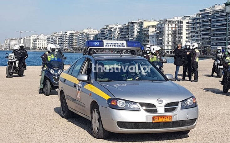 Περιπολίες στη νέα παραλία Θεσσαλονίκης: «Μείνετε σπίτι σας» φωνάζουν οι αστυνομικοί στους πολίτες