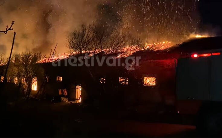 Μεγάλη φωτιά σε κτίριο στο στρατόπεδο Κόδρα στην Καλαμαριά