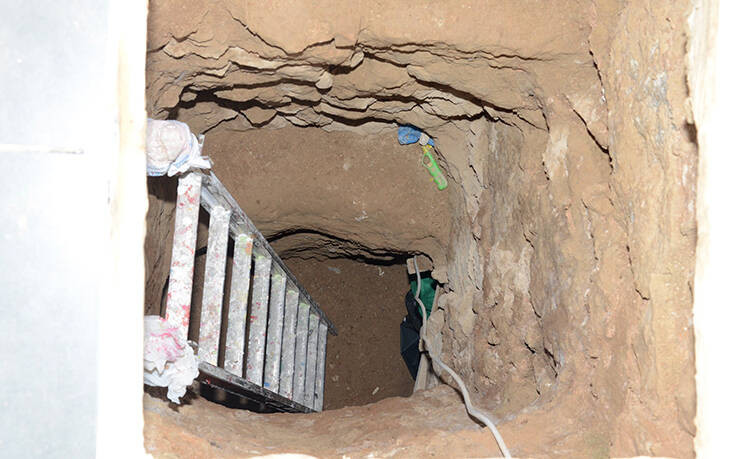 Αντιτρομοκρατική: Φωτογραφίες από το υπόγειο τούνελ σε μονοκατοικία στα Σεπόλια και τον βαρύ οπλισμό