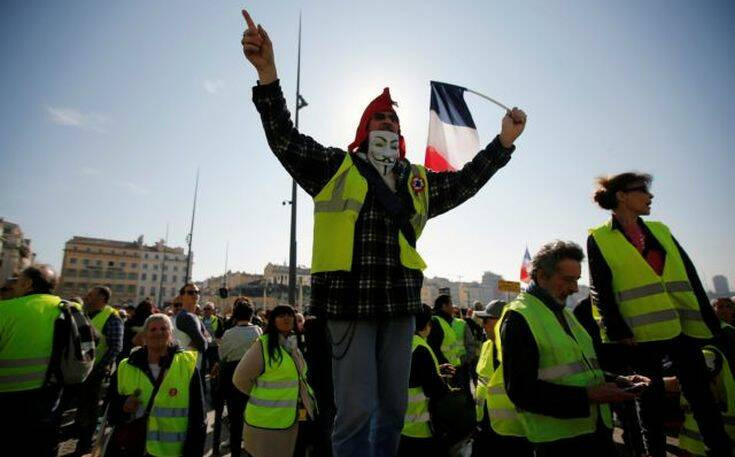 «Μπλόκο» σε διαδήλωση των «κίτρινων γιλέκων» έβαλε η αστυνομία του Παρισιού