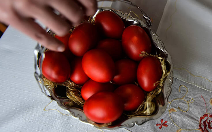 Το έθιμο της Μεγάλης Πέμπτης: Γιατί βάφουμε κόκκινα αβγά