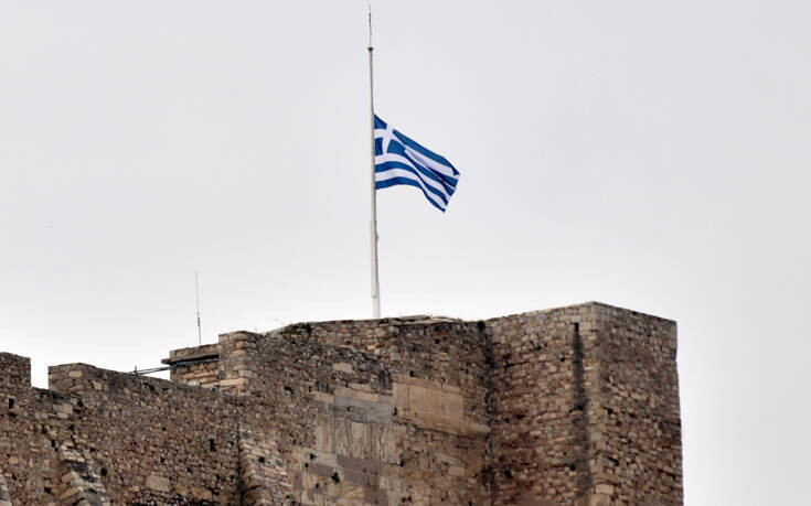 Μεσίστια η σημαία στην Ακρόπολη για τον Μανώλη Γλέζο