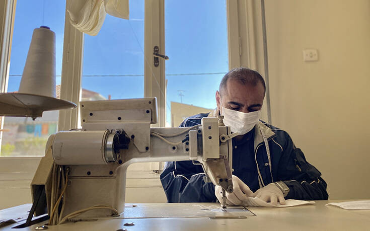 Τρίκαλα: Ο ράφτης από το Ιράκ που φτιάχνει μάσκες μαζί με την οικογένειά του για τον κορονοϊό