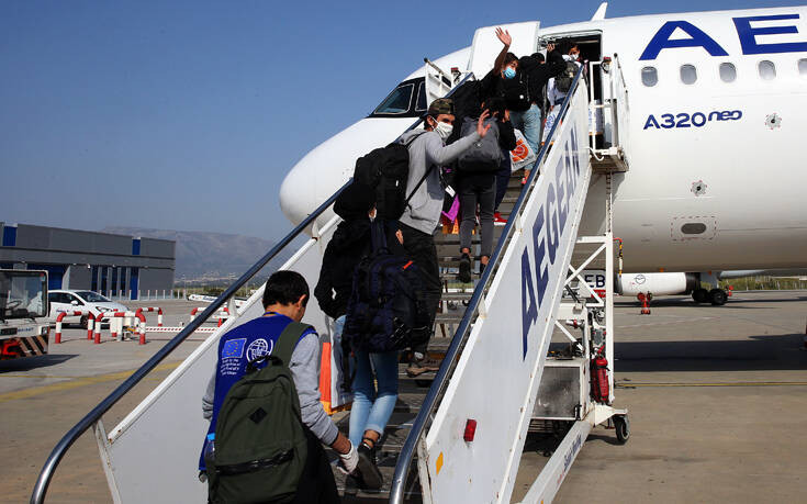 Έφυγαν για το Λουξεμβούργο 12 ασυνόδευτα προσφυγόπουλα &#8211; Τι τους ευχήθηκε ο Γιώργος Κουμουτσάκος
