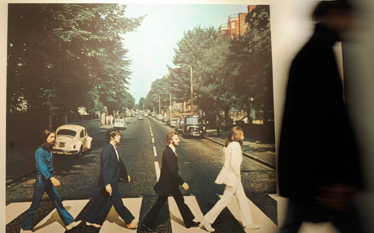 Κορονοϊός: Η διάβαση Abbey Road ξαναβρήκε το χρώμα της