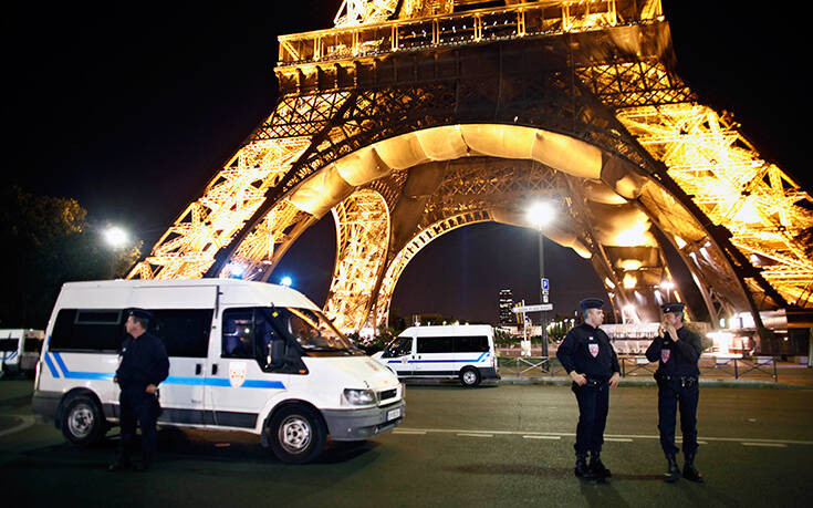 Άνδρας επιτέθηκε με μαχαίρι σε αστυνομικούς σε προάστιο του Παρισιού