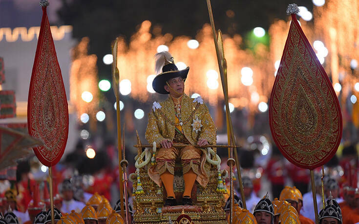 Κορονοϊός: Ο Βασιλιάς της Ταϊλάνδης&#8230; βαρέθηκε την καραντίνα με το χαρέμι του και κάνει αεροπορικές βόλτες