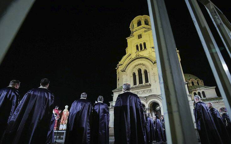 Βουλγαρία: Εκατοντάδες πιστοί έκαναν Ανάσταση στις εκκλησίες παρά τις απαγορεύσεις λόγω κορονοϊού