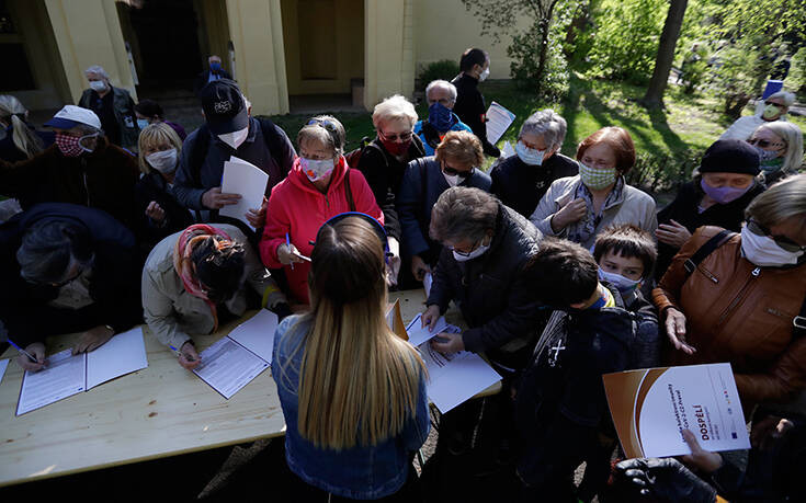 Απίστευτες εικόνες στην Τσεχία: Κοσμοσυρροή πολιτών για να υποβληθούν σε τεστ για τον κορονοϊό
