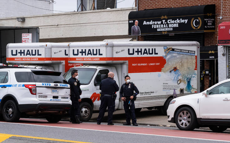 Κορονοϊός ΗΠΑ: Γραφείο κηδειών δεν είχε χώρο και έβαζε τα πτώματα σε φορτηγό