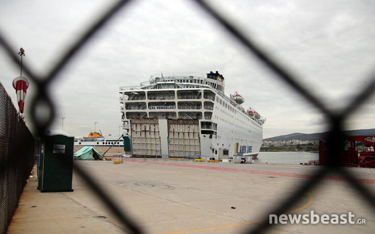 Εικόνες από το πλοίο «Ελευθέριος Βενιζέλος» με τα 119 κρούσματα κορονοϊού στον Πειραιά