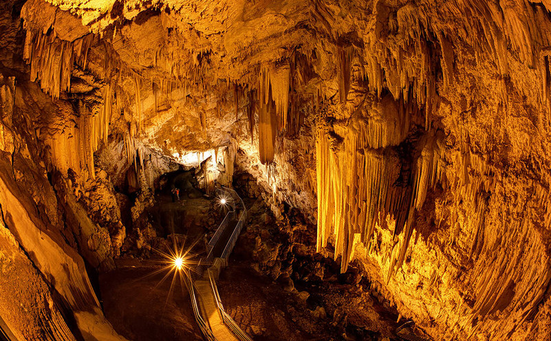 Το σπήλαιο της Αντιπάρου είναι ένα από τα ομορφότερα και αρχαιότερα στον κόσμο