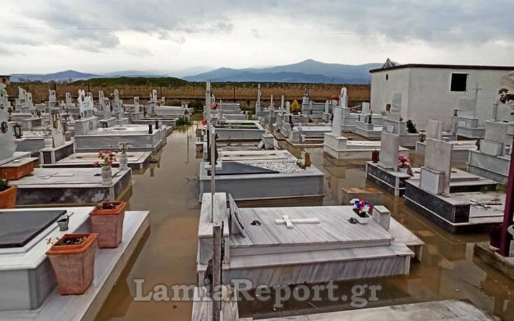Λαμία: Τα νερά του ποταμού Σπερχειού μπήκαν στο νεκροταφείο της Ανθήλης
