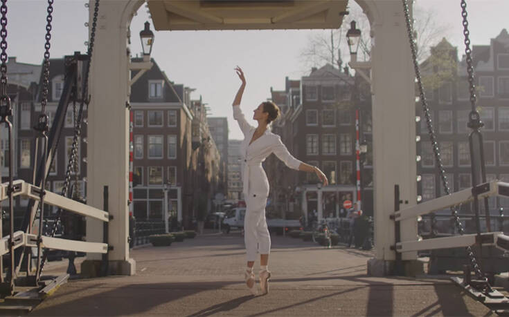 Μπαλαρίνες χορεύουν στους άδειους δρόμους του Άμστερνταμ