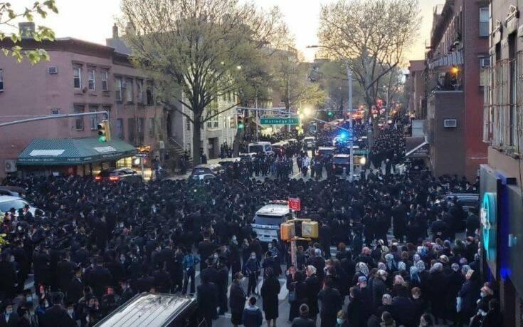 Οργισμένες αντιδράσεις για κηδεία ραβίνου στη Νέα Υόρκη, πλήθος κόσμου αψήφησε τις οδηγίες για τήρηση αποστάσεων