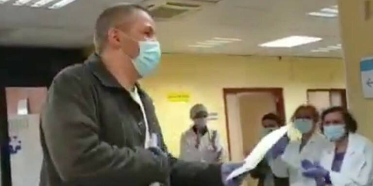 Κορονοϊός: Έκαναν έκπληξη σε ταξιτζή στην Ισπανία επειδή μετέφερε δωρεάν ασθενείς στα νοσοκομεία