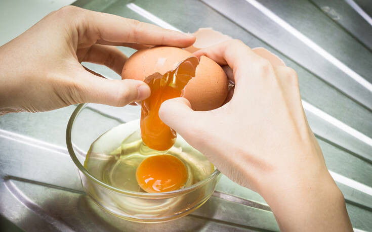 Πώς να βγάλεις εύκολα ένα τσόφλι που έπεσε μέσα στο αυγό