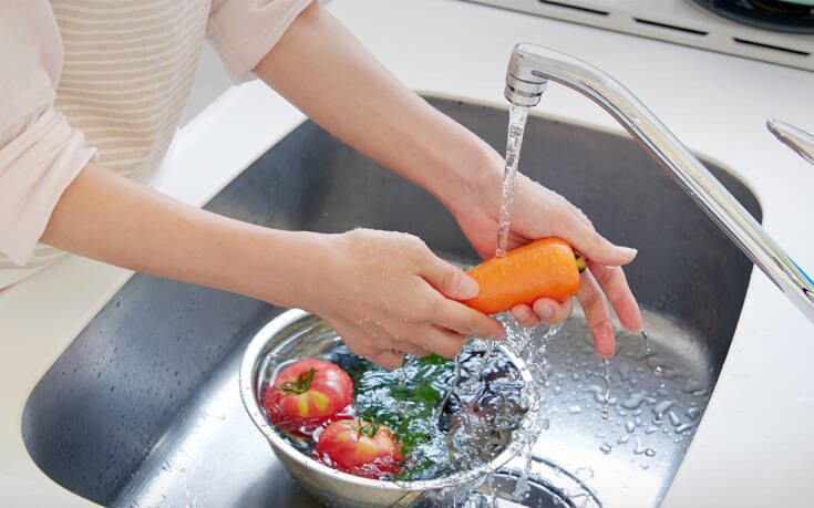 Κορονοϊός: Πρέπει να πλένουμε διαφορετικά φρούτα και λαχανικά;