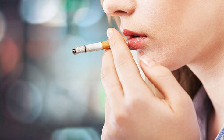 Οι επιστήμονες κρούουν το καμπανάκι στους καπνιστές για τον κορονοϊό