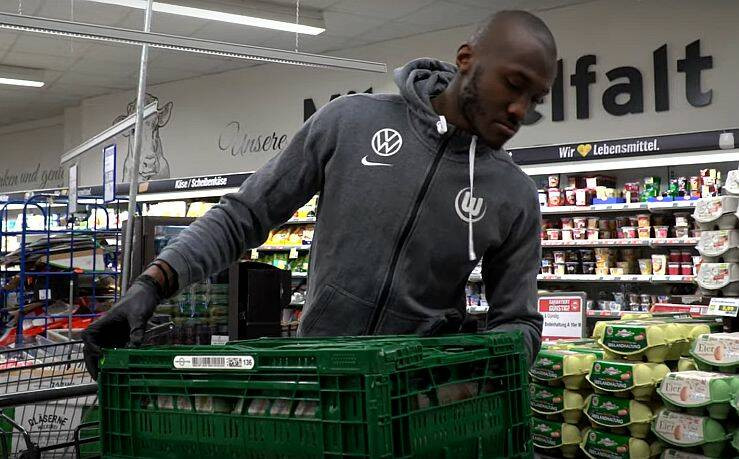 Ποδοσφαιριστές της Βόλφσμπουργκ γέμισαν ράφια σε σουπερμάρκετ