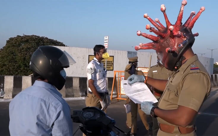 Ινδός αστυνομικός ντύθηκε κορονοϊός και απειλεί: «Αν βγείτε έξω, θα μπω μέσα»