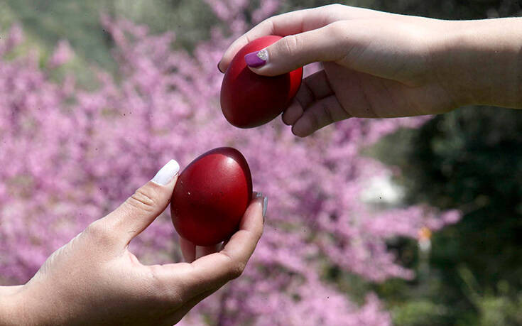 Τριακόσια εκατομμύρια κόκκινα αβγά τσουγκρίζονται την περίοδο του Πάσχα στην Ελλάδα