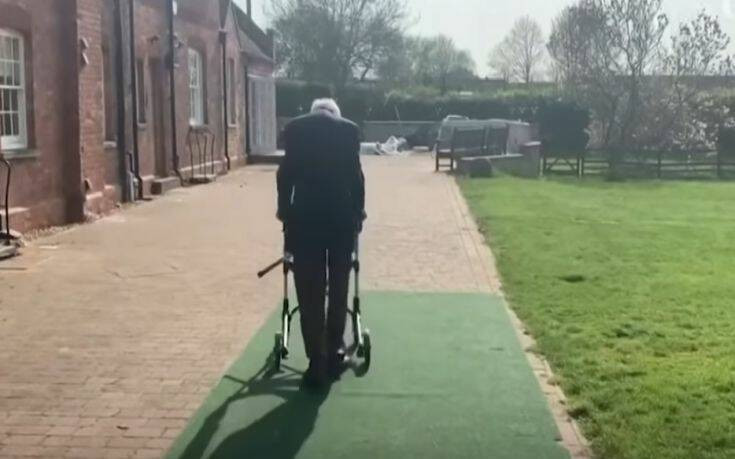 Κορονοϊός: 99χρονος μάζεψε πάνω από 13 εκατ. ευρώ κάνοντας βόλτες στην αυλή του
