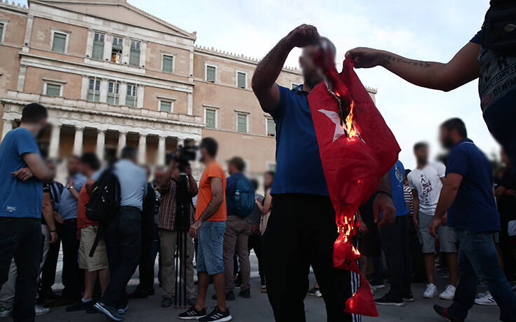Συγκεντρωμένοι στο Σύνταγμα έκαψαν τουρκική σημαία – Φωταγωγήθηκε η Βουλή για τη μέρα μνήμης της Γενοκτονίας των Ποντίων