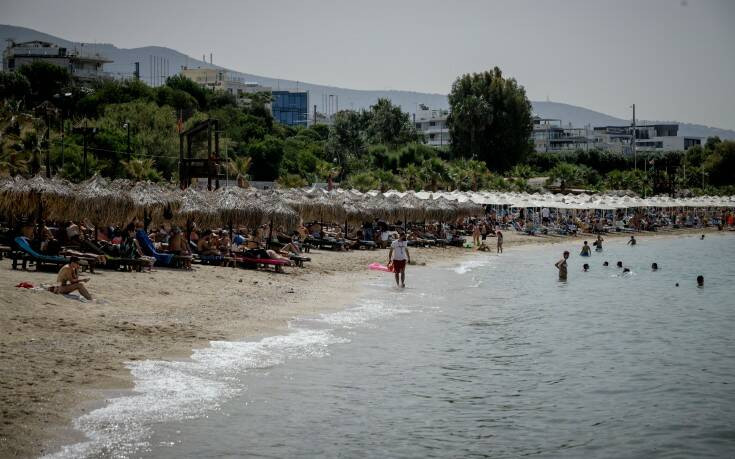 Αυτή είναι η εικόνα σε παραλίες της Αττικής και της Θεσσαλονίκης