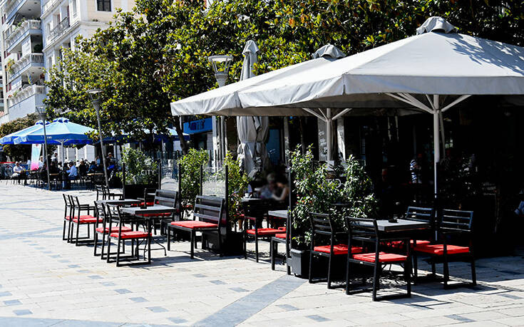 Επέστρεψαν τα καταστήματα εστίασης με τραπεζάκια έξω και αυξημένα μέτρα προστασίας