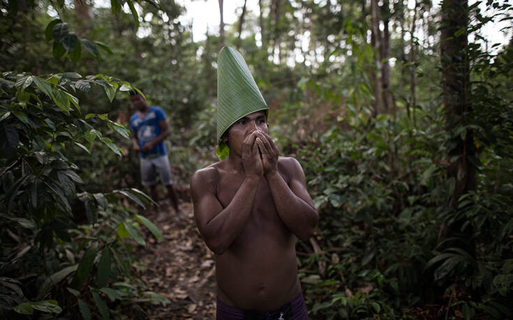 Ιθαγενείς στον Αμαζόνιο φοβούνται ότι θα τους εξολοθρεύσει ο κορονοϊός και ψάχνουν καταφύγιο στη ζούγκλα