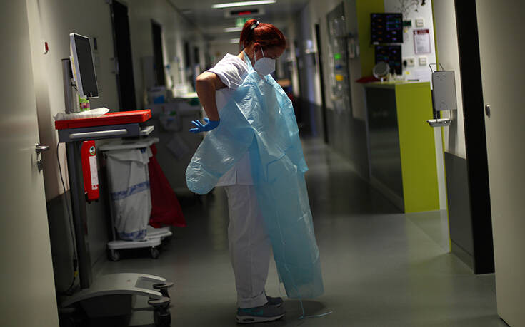 Νοσοκόμα περιποιόταν ασθενείς με κορονοϊό φορώντας διάφανη στολή που αποκάλυπτε τα εσώρουχά της