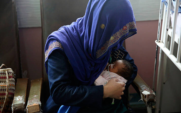 Συγκινητικές εικόνες: Γυναίκες θηλάζουν μωρά που έχασαν τη μαμά τους στην επίθεση σε νοσοκομείο
