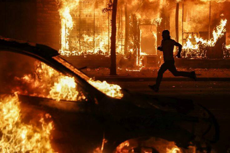 Τζορτζ Φλόιντ: Οργή, φωτιές, αίμα και δίψα για δικαίωση &#8211; Σκηνικό εμφυλίου στις ΗΠΑ