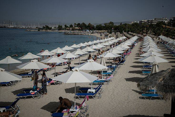 Διεθνής Τύπος: «Η Ελλάδα επιστρέφει στις παραλίες κρατώντας τις αποστάσεις ασφαλείας»