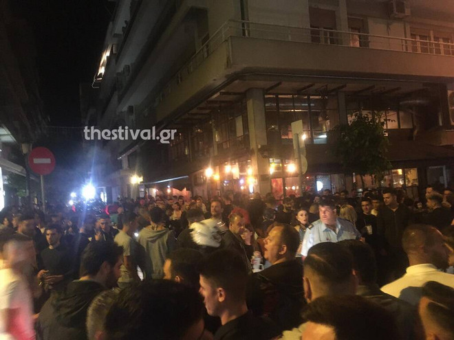 Θεσσαλονίκη: Ένταση και μπουνιές λόγω του συνωστισμού για ένα take away ποτό