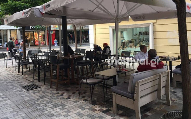 «Σαν να είναι η πρώτη φορά»: Με χαμόγελο και αισιοδοξία άνοιξαν τα καφέ μπαρ στη Θεσσαλονίκη