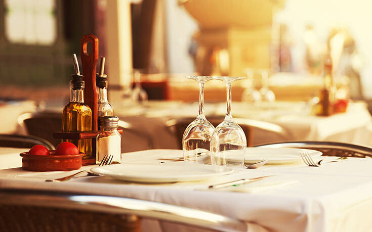 «Κορονογεύμα» σε γνωστό εστιατόριο της Γλυφάδας &#8211; Λουκέτο και πρόστιμα σε 16 πελάτες