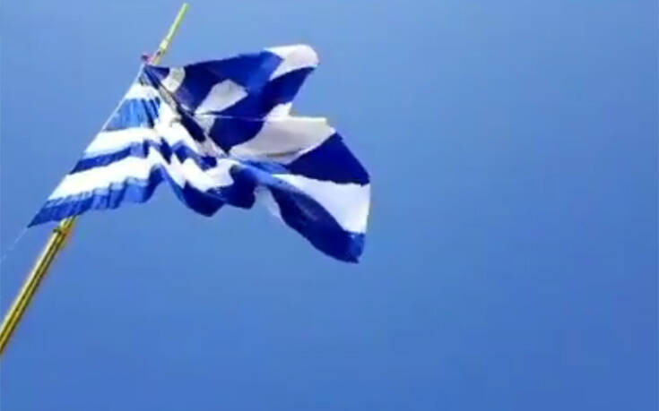 Ελληνική σημαία επιφάνειας 600 τ.μ. κυματίζει στο λιμάνι της Αλεξανδρούπολης