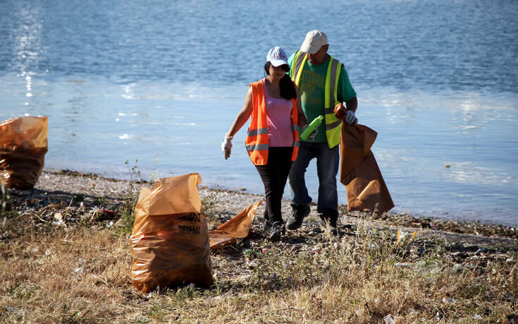 Ανασύρθηκε μισός τόνος σκουπίδια από παραλία και βυθό στην Ελευσίνα