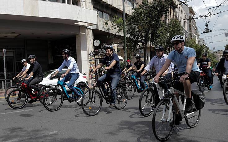 Δήμαρχοι τίμησαν την Παγκόσμια Ημέρα Ποδηλάτου με «ορθοπεταλιές» στο κέντρο της Αθήνας