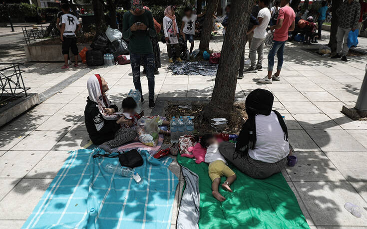 Πρόσφυγες με μικρά παιδιά βρήκαν ξανά καταφύγιο στην πλατεία Βικτωρίας