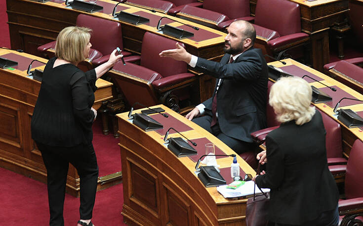 «Σκοτωμός» στη Βουλή: Μαινόμενη η Βούλτεψη έδειχνε τη φωτογραφία του Τσίπρα με τον Όρμπαν στον Τζανακόπουλο